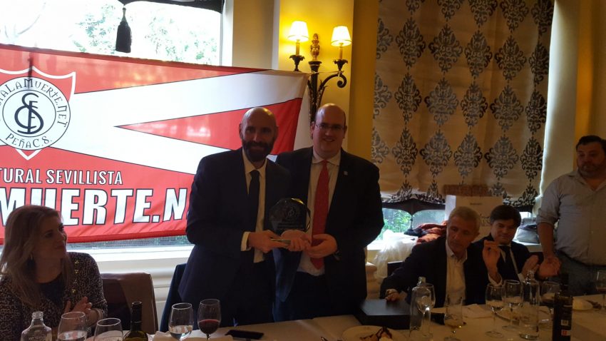 El galardón entregado a Monchi.