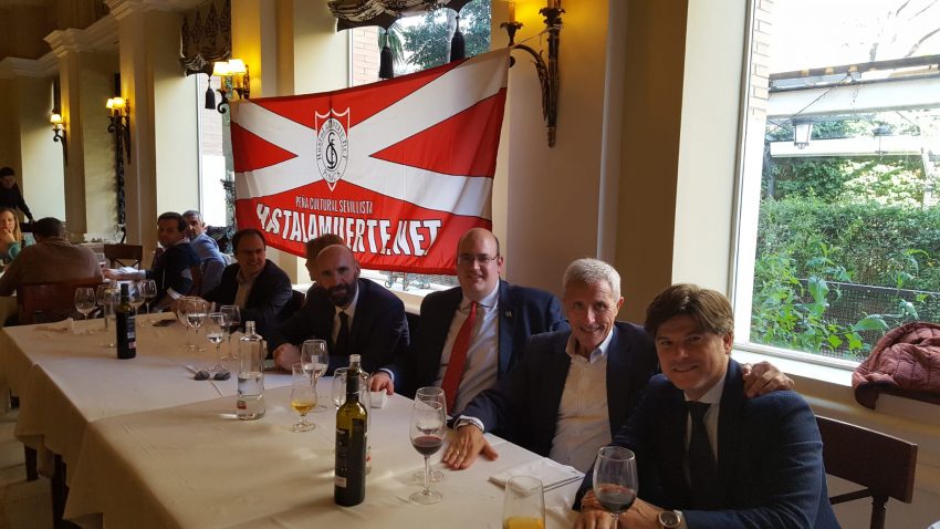 La mesa con los invitados.